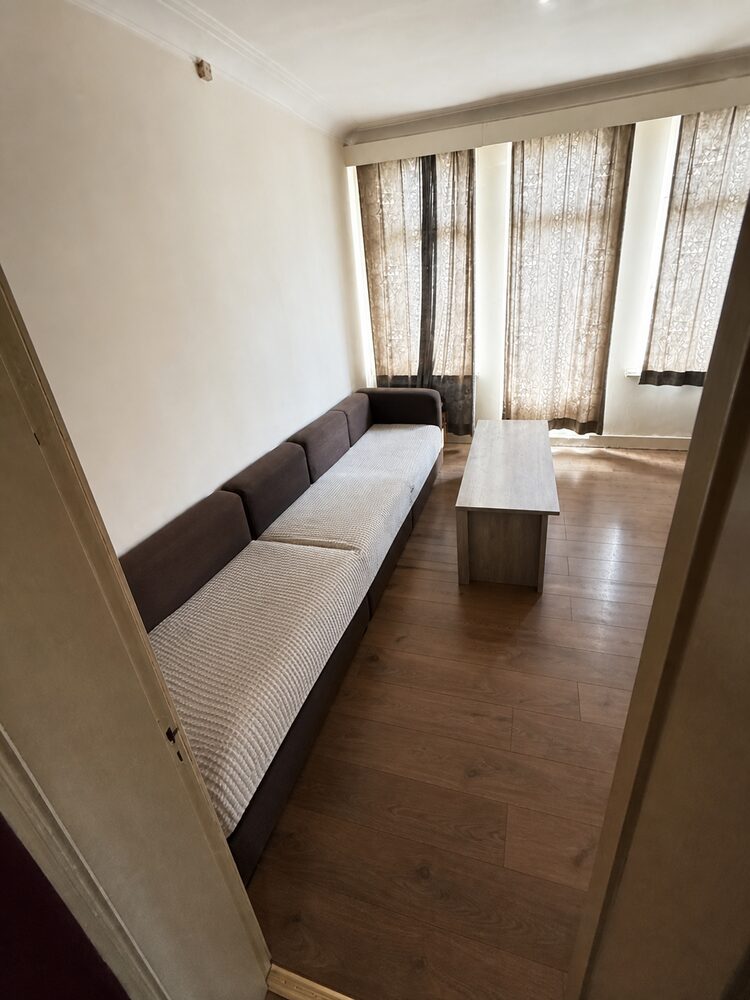 Na het huis leegmaken: Volgestouwde slaapkamer — huis leegmaken