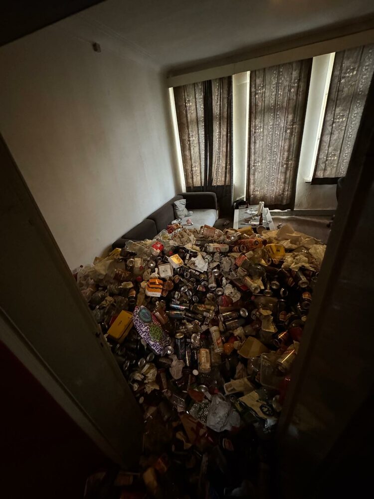 Voor het huis leegmaken: Volgestouwde slaapkamer — huis leegmaken