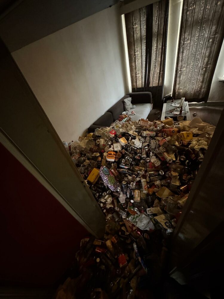 Voor het huis leegmaken: Kamer ontruimd en schoongemaakt