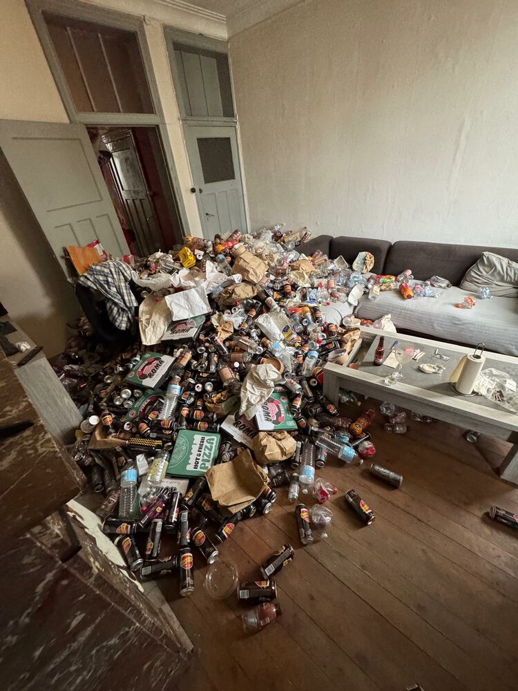 Voor het huis leegmaken: Woonkamer — syndroom van Diogenes
