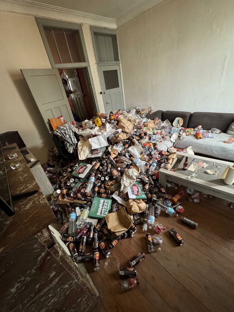 Voor het huis leegmaken: Woonkamer ontruimd