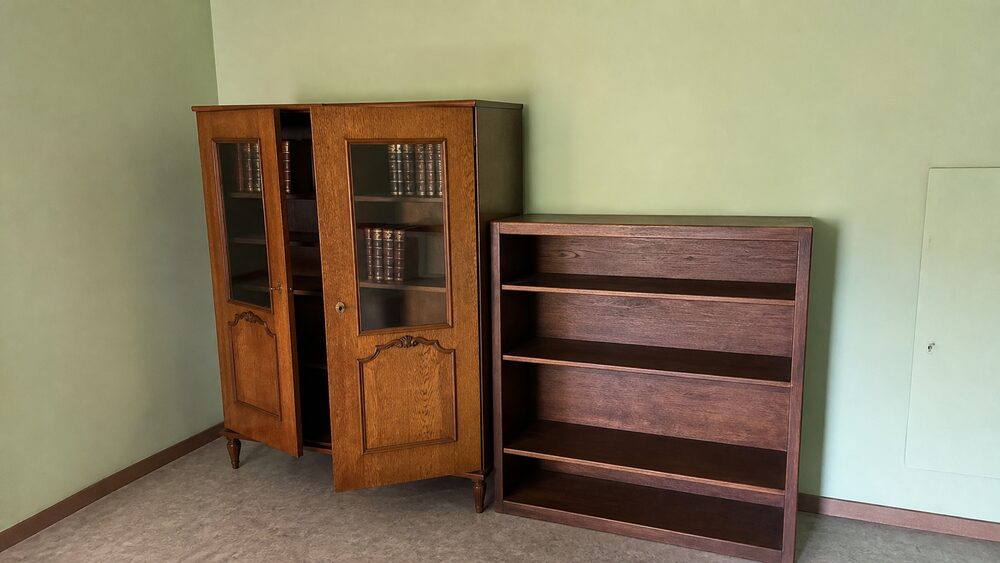 Na het huis leegmaken: Woonkamer — kast & vitrine