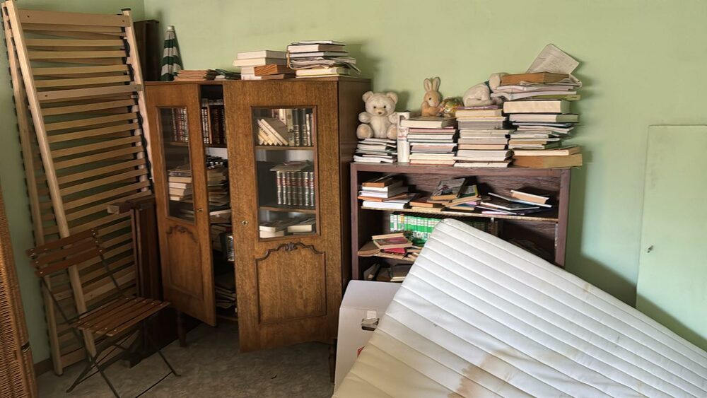 Voor het huis leegmaken: Woonkamer — kast & vitrine