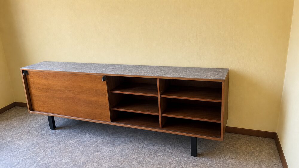 Na het huis leegmaken: Woonkamer — meubels & dozen