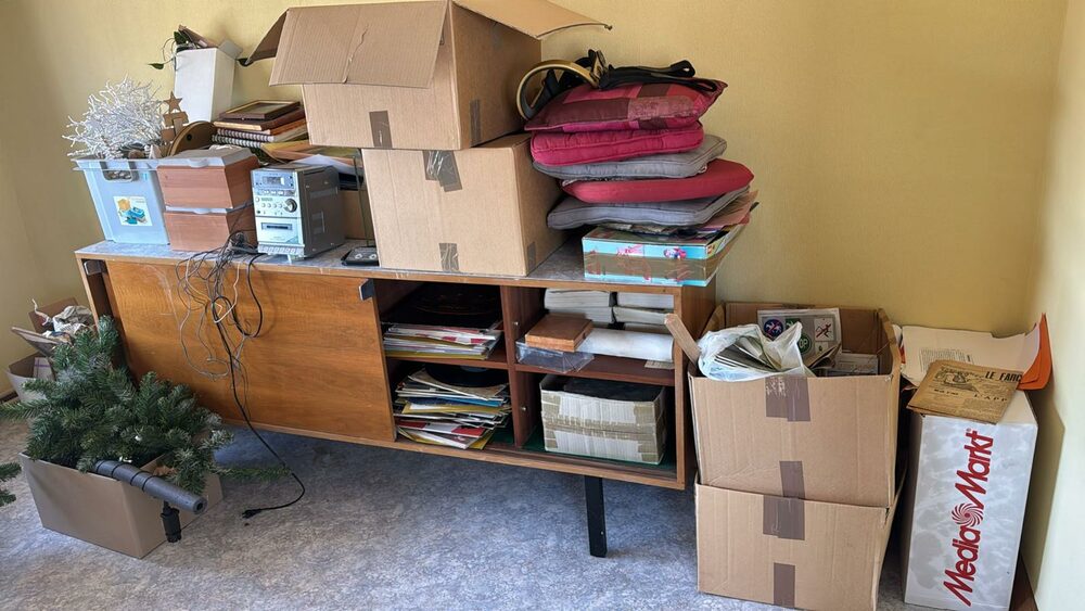 Voor het huis leegmaken: Woonkamer — meubels & dozen
