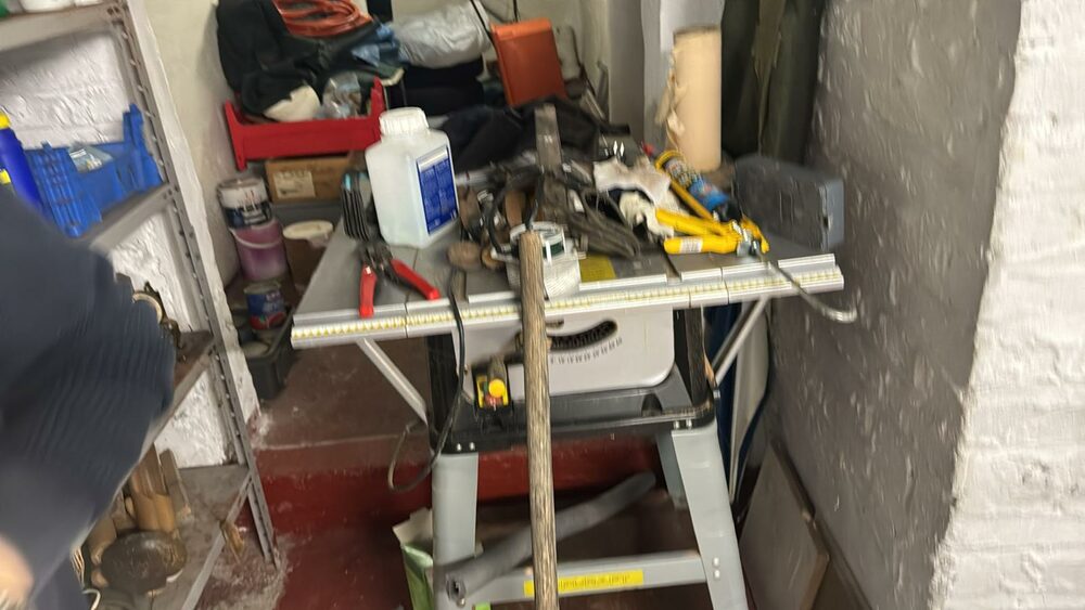 Voor het huis leegmaken: Atelier / garage ontruimd