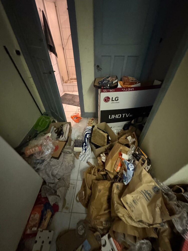 Voor het huis leegmaken: Ontruiming volgestouwde slaapkamer