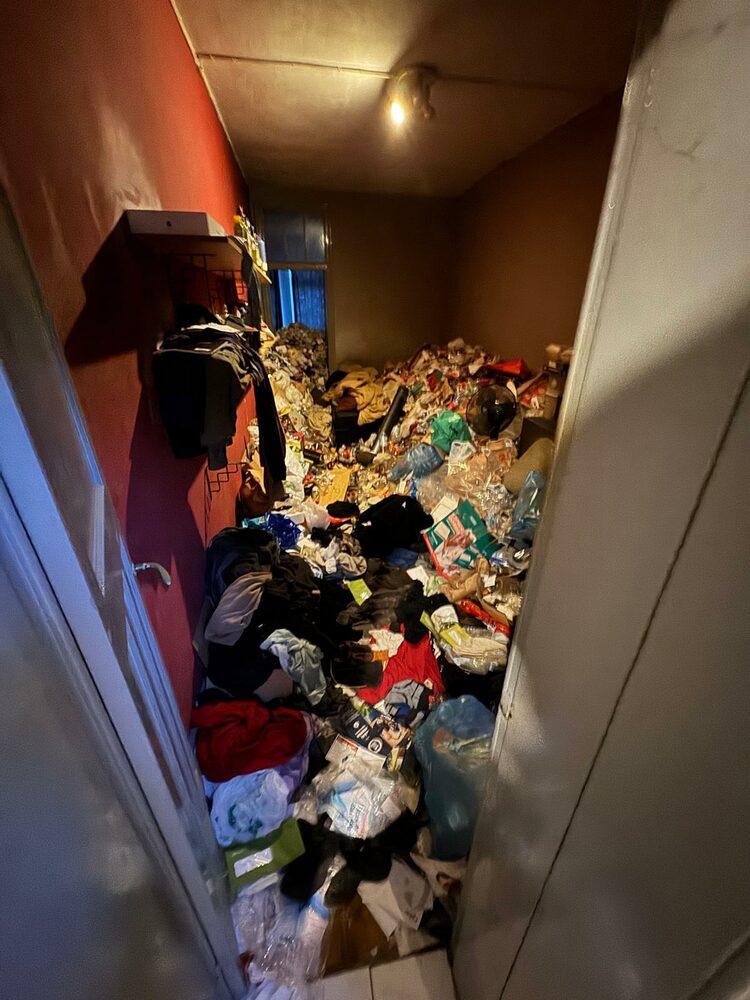 Voor het huis leegmaken: Slaapkamer — verwijdering rommel
