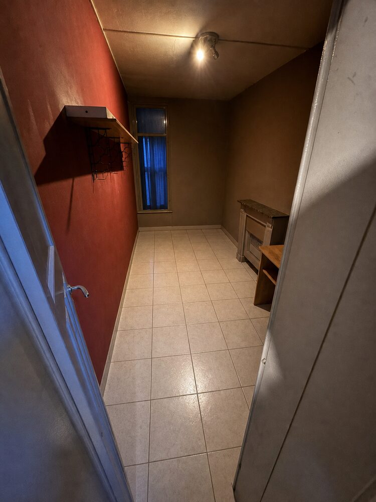 Na het huis leegmaken: Slaapkamer leeggemaakt en schoongemaakt