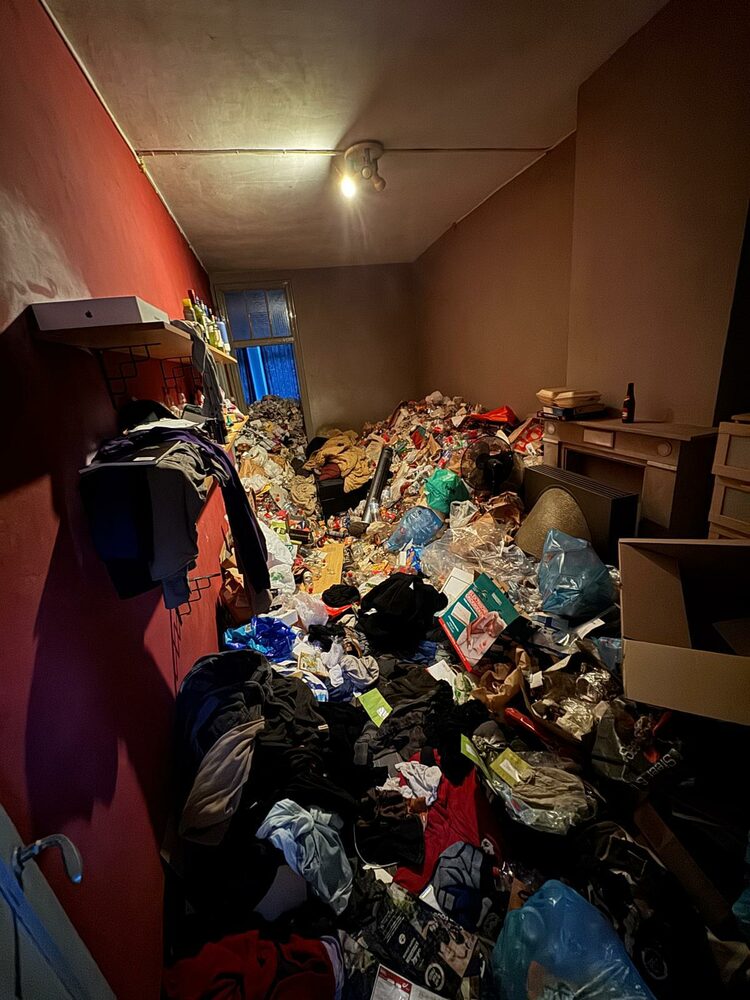 Voor het huis leegmaken: Slaapkamer leeggemaakt en schoongemaakt
