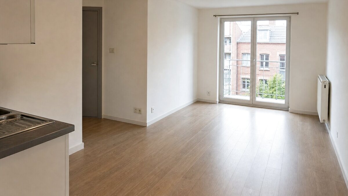 Après le projet de débarras à Gand - Appartement ancien vide avec escaliers étroits